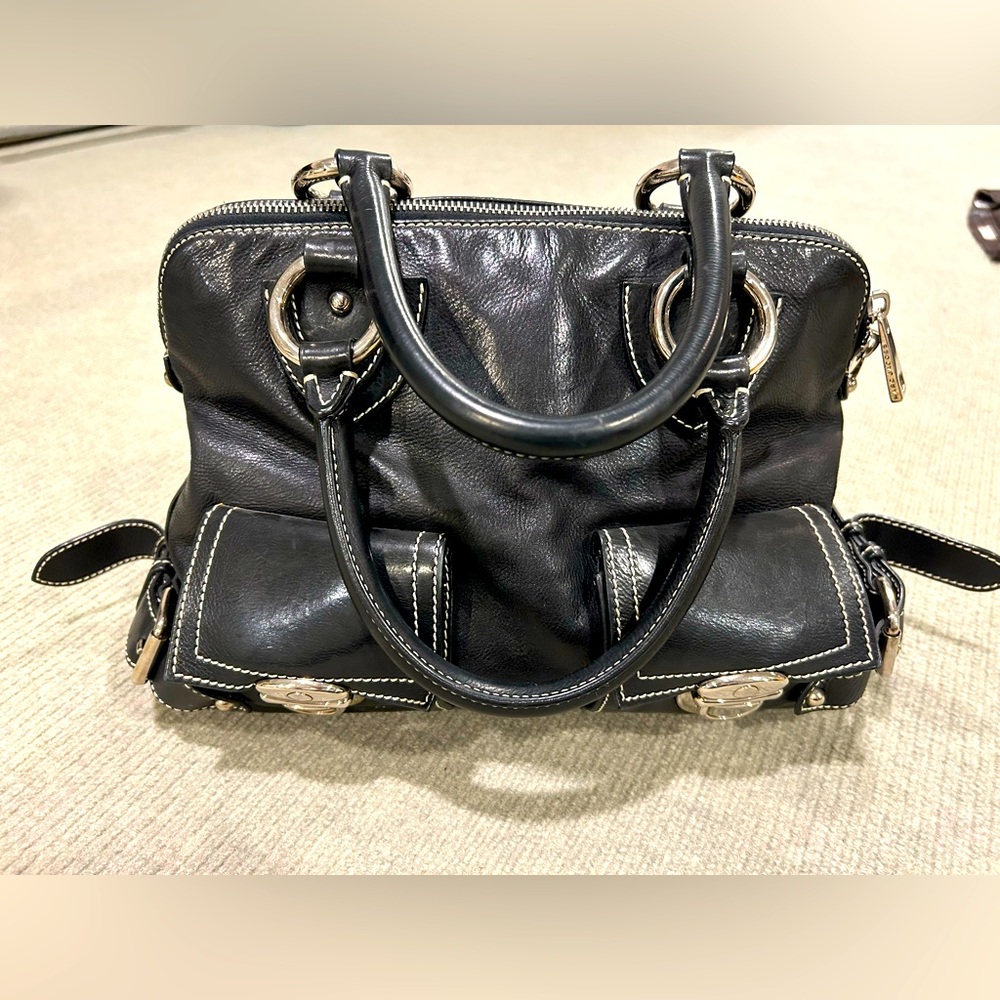 Marc Jacobs, black leather purse. Ivory velvet lining. Zippered inner pocket.